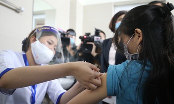 Mở rộng quy mô và đối tượng tiêm vắc xin ngừa COVID-19