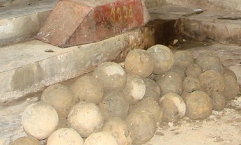 Phát hiện 51 quả đạn thần công ven sông Hương