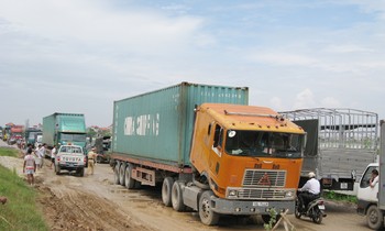 Hà Nội chắt chiu nguồn lực để đầu tư cho giao thông. Tuy nhiên, nhiều dự án BT đổi đất hiện gây lãng phí đất