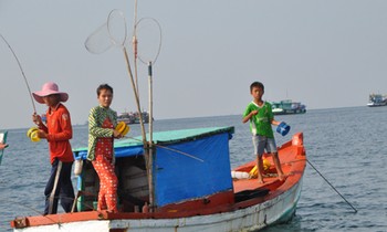 Câu cá trên biển Hòn Thơm