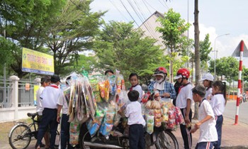 Những món ăn vặt cực độc trước cổng trường 'hút' học sinh