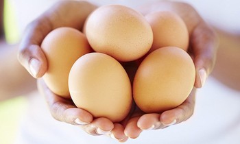 Làm thế nào để phân biệt trứng sống, trứng chín?