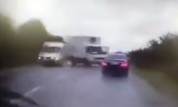 Kinh hoàng giây phút xe chở Tổng thống Moldova bị đâm
