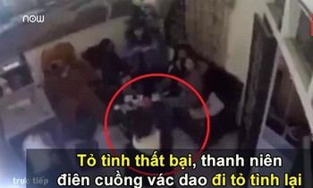 VIDEO: Tỏ tình thất bại, thanh niên điên cuồng vác dao đi tỏ tình lại