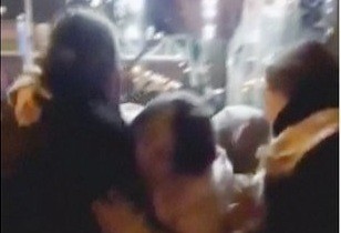 Một phụ nữ được cho là người trúng đạn của cảnh sát;. (Ảnh cắt từ clip)
