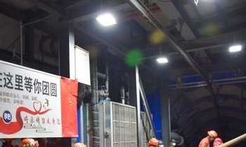 Đội cứu hộ đang nỗ lực giải cứu 21 thợ mỏ mắc kẹt. (Ảnh: Xinhua)