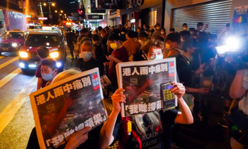 Những người Hong Kong mua được số cuối cùng của Apple Daily. (Ảnh: SCMP)