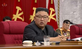 Ông Kim Jong Un trông gầy hơn hẳn trong những bức ảnh gần đây. (Ảnh: KNCA)