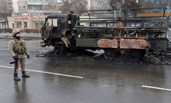 Một chiếc xe tải bị đốt trơ khung trên đường phố Almaty, Kazakhstan. (Ảnh: Reuters)