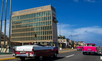 Mỹ nói rằng những trường hợp đầu tiên mắc hội chứng bí ẩn được báo cáo tại Đại sứ quán Mỹ ở Havana năm 2015. (Ảnh: AP)