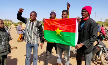 Người biểu tình cầm cờ Burkina Faso trong cuộc biểu tình ở thủ đô Ouagadougou ngày 23/1 để ủng hộ binh lính nổi dậy. (Ảnh: Reuters)