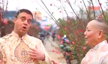 Đại sứ Israel Nadav Eshcar và tài xế hát ca khúc "Ngày Tết quê em". (Ảnh cắt từ MV).