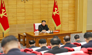 Chủ tịch Triều Tiên Kim Jong Un triệu tập cuộc họp khẩn của Bộ Chính trị để chỉ đạo nhiệm vụ chống đợt bùng phát COVID-19. (Ảnh: KCNA)