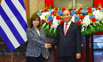 Chủ tịch nước Nguyễn Xuân Phúc đón Tổng thống Hy Lạp Katerina Sakellaropoulou ngày 16/5. (Ảnh: Anh Sơn)