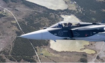 Một chiếc Gripen của Không quân Thụy Điển bay trên biển Baltic ngày 11/5. (Ảnh: TT)