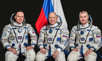 (Từ trái qua) Ba phi hành gia Nga Sergey Korsakov, Oleg Artemyev, và Denis Matveev chụp ảnh chung trong trung tâm huấn luyện Gagarin ở Mátxcơva