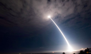 Một tên lửa đạn đạo liên lục địa Minuteman III được phóng thử từ căn cứ không quân Vandenberg ở California ngày 2/8. (Ảnh: Reuters)