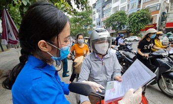CSGT chặn xe chở hàng kiểm tra giấy tờ tại chốt của khẩu Yên Lãng (Hai Bà Trưng) sáng 9/8. Ảnh: Anh Trọng