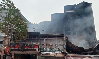 Cửa hàng phụ tùng ô tô bốc cháy dữ dội, lửa lan ra 6 ngôi nhà xung quanh