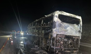 Xe khách giường nằm cháy rụi trên cao tốc Nội Bài - Lào Cai
