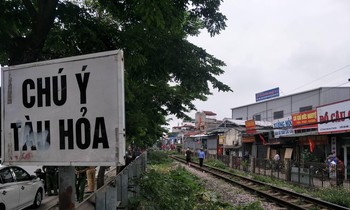 Hai học sinh đi xe đạp điện bị tàu hỏa đâm thương vong