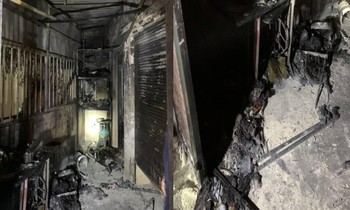 Cảnh sát phá cửa cứu 5 người trong căn nhà đang cháy ngùn ngụt