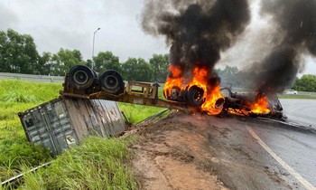 Xe đầu kéo cháy rụi ở lối ra cao tốc Hà Nội -Hải Phòng