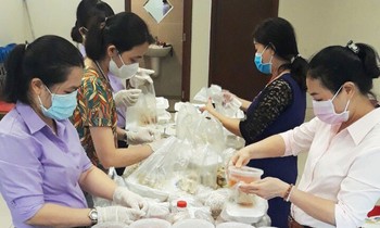 Cuộc sống của người dân trong khu chung cư bị cách ly ở Sài Gòn