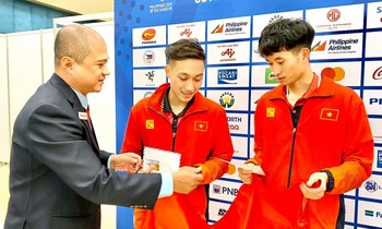 Hai vận động viên Nguyễn Anh Tú và Đoàn Bá Tuấn Anh (phải) nhận thưởng nóng tại SEA Games 30 năm 2019