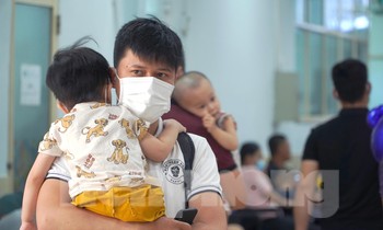 6.000 trẻ đến Bệnh viện Nhi khám mỗi ngày, chủ yếu bệnh đường hô hấp