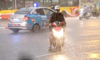 Dự báo thời tiết 14/7: Hà Nội tiếp tục hứng mưa to