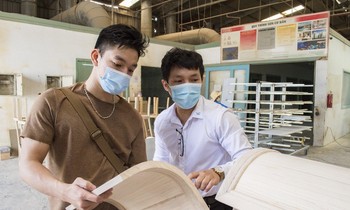 Sinh viên vào nhà máy…làm tác phẩm