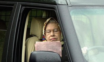 10 khoảnh khắc đời thường khiến Nữ hoàng Elizabeth II gần gũi hơn trong mắt người dân Anh