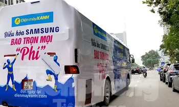 Xe quảng cáo cho một siêu thị điện máy trên đường phố Hà Nội