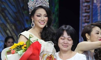 Mẹ Phương Khánh xúc động trong thời khắc con gái đăng quang Miss Earth 2018. 