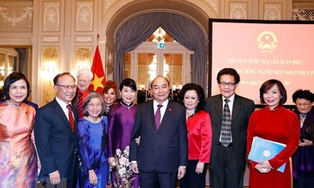 Chủ tịch nước Nguyễn Xuân Phúc và cộng đồng người Việt Nam ở Thuỵ Sỹ. (Ảnh: Thống Nhất/TTXVN)