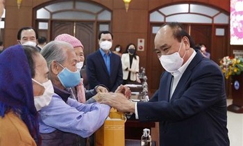 Chủ tịch nước Nguyễn Xuân Phúc trao quà Tết cho các hộ nghèo ở Đà Nẵng