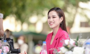 Hoa hậu Đỗ Thị Hà nói về áp lực khi bị so sánh với bạn học thời cấp 2