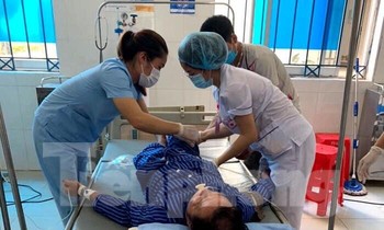Các y bác sỹ đang cấp cứu các bệnh nhân ngộ độc ở huyện Đình Lập, Lạng Sơn -Ảnh: H.V