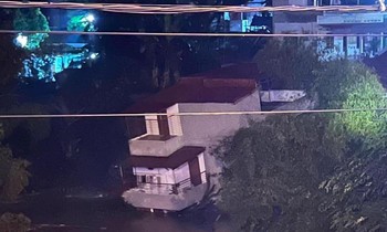 3 ngôi nhà ven sông Thương (huyện Hữu Lũng) sụt đổ trong đêm 20/8 -Ảnh: Duy Chiến 