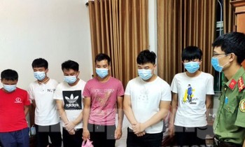 Nhóm công dân Trung Quốc bị phát hiện nhập cảnh trái phép tại khách sạn Tùng Lâm ở thành phố Lạng Sơn .Ảnh: H. Thơ
