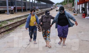 Bốn mẹ con đạp xe từ Đồng Nai về Nghệ An, chiều nay đã xuống ga Vinh