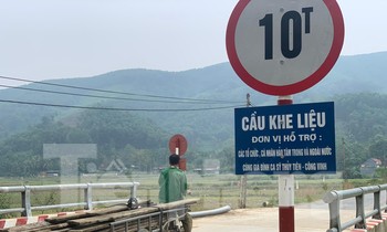 Cây cầu do ca sĩ Thủy Tiên tài trợ ở Nghệ An vừa xây đã bị nứt, nhà thầu nói gì?