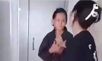 Nữ sinh bị bạn lột đồ, dùng dép đánh vào mặt do mâu thuẫn tại bể bơi
