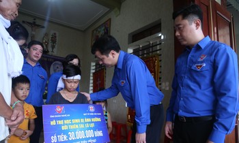 Bí thư T.Ư Đoàn Ngô Văn Cương thăm, tặng quà cho 3 học sinh có bố mẹ bị nước lũ cuốn trôi