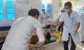 Hơn 20 người nhập viện sau vụ va chạm giữa xe tải và xe khách