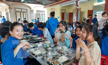 Ấm lòng những bữa cơm yêu thương tiếp sức học sinh vùng lũ