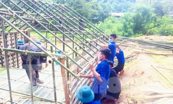 Tuổi trẻ xã rẻo cao chặt tre, đan lát dựng nhà cho người từ vùng dịch về cách ly