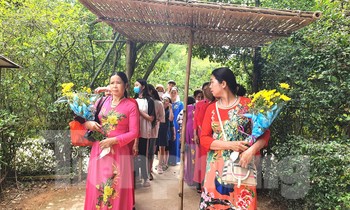 Hàng ngàn người đến quê Bác trong dịp sinh nhật lần thứ 132 của Người