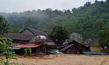 Lũ kinh hoàng đổ về huyện miền núi Nghệ An, 3 ngôi nhà bị cuốn trôi